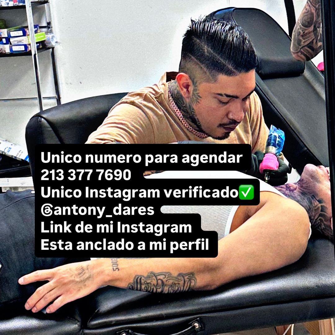 Antony tatuando a un cliente en su espacio de trabajo