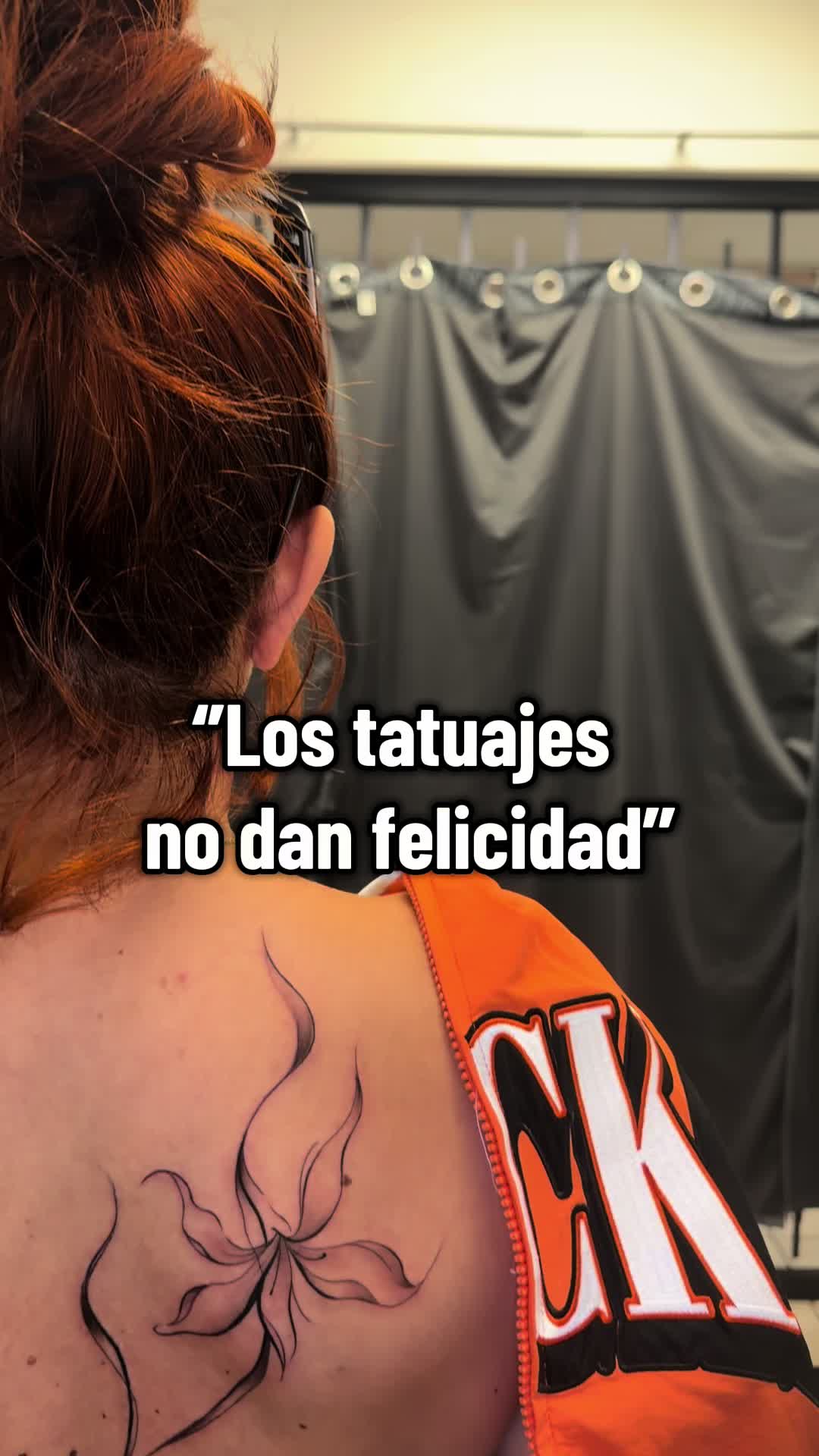 Tatuaje floral de línea fina en el omóplato