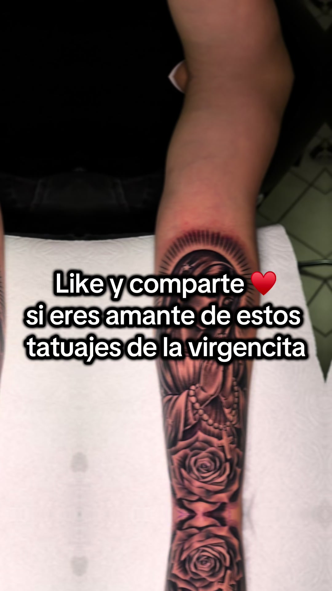 Tatuaje de la Virgen de Guadalupe con rosas y rosario en antebrazo