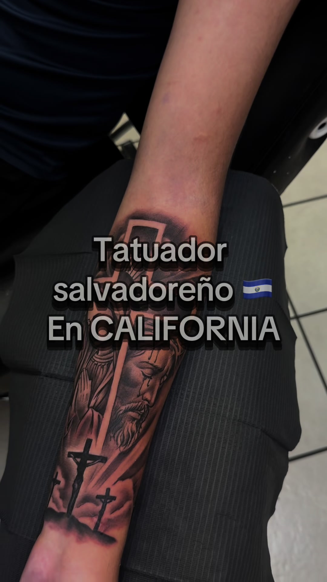 Tatuaje religioso de Jesús con las tres cruces en antebrazo, black and grey