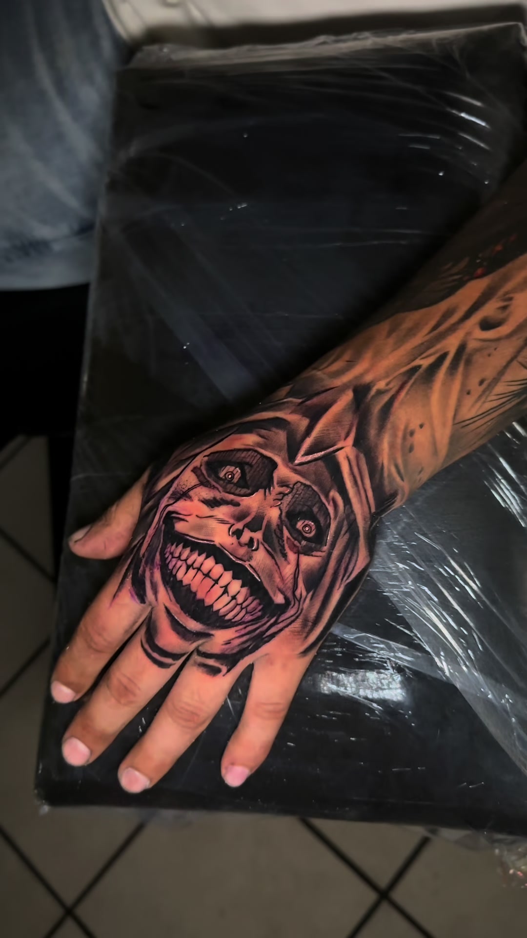 Tatuaje de rostro estilo anime en el dorso de la mano, black and grey