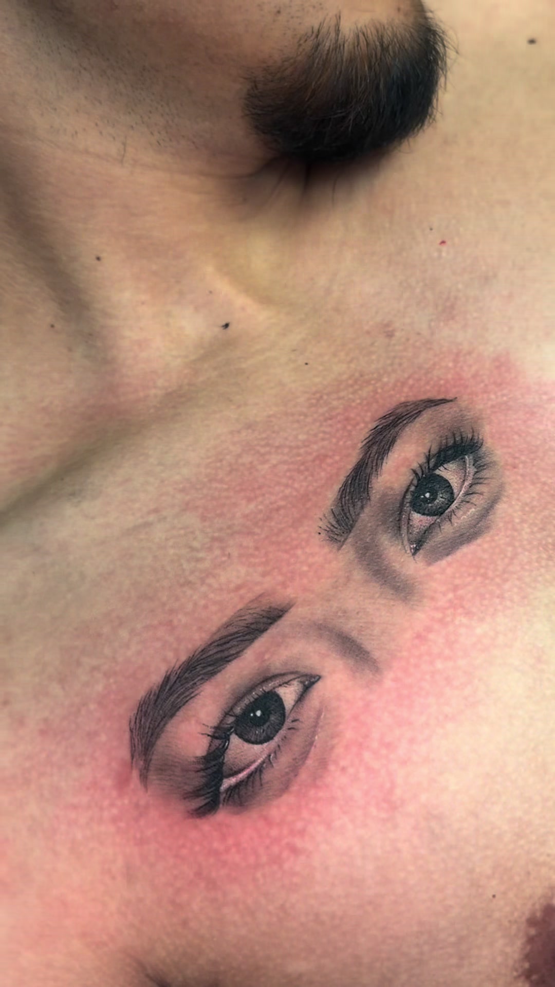 Tatuaje realista de dos ojos en black and grey