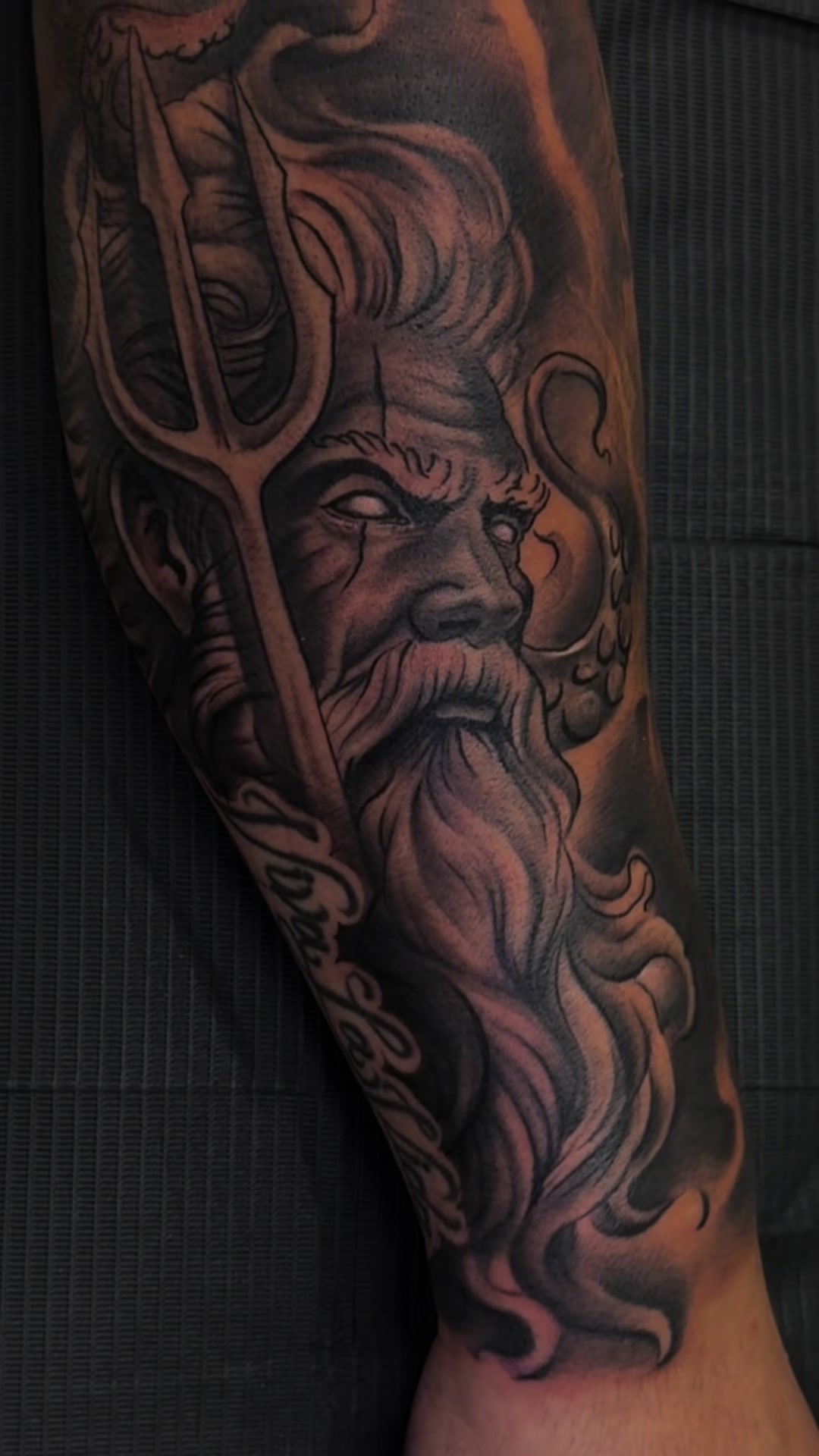 Tatuaje de Poseidón en realismo black and grey realizado por Antony